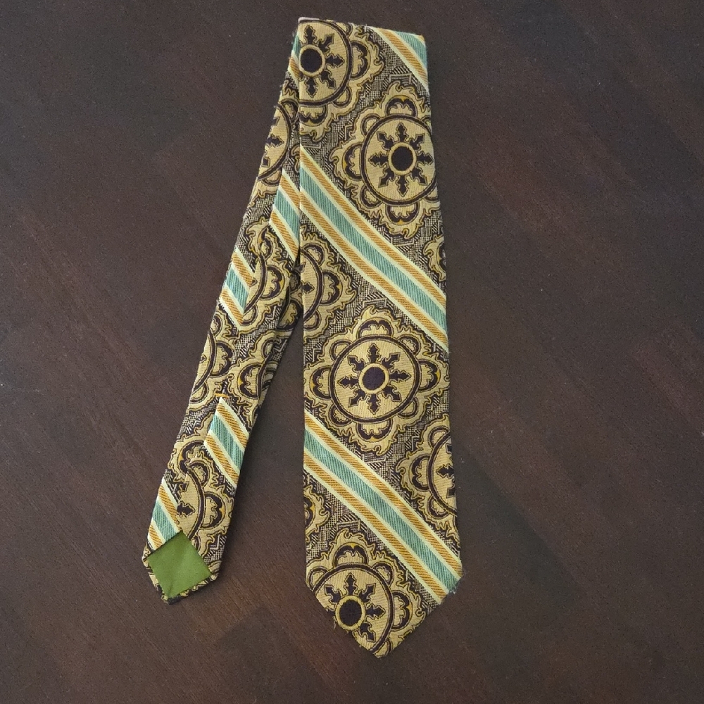 Vintage 1970s Wembley MAX wide 3.5" Gold Tie